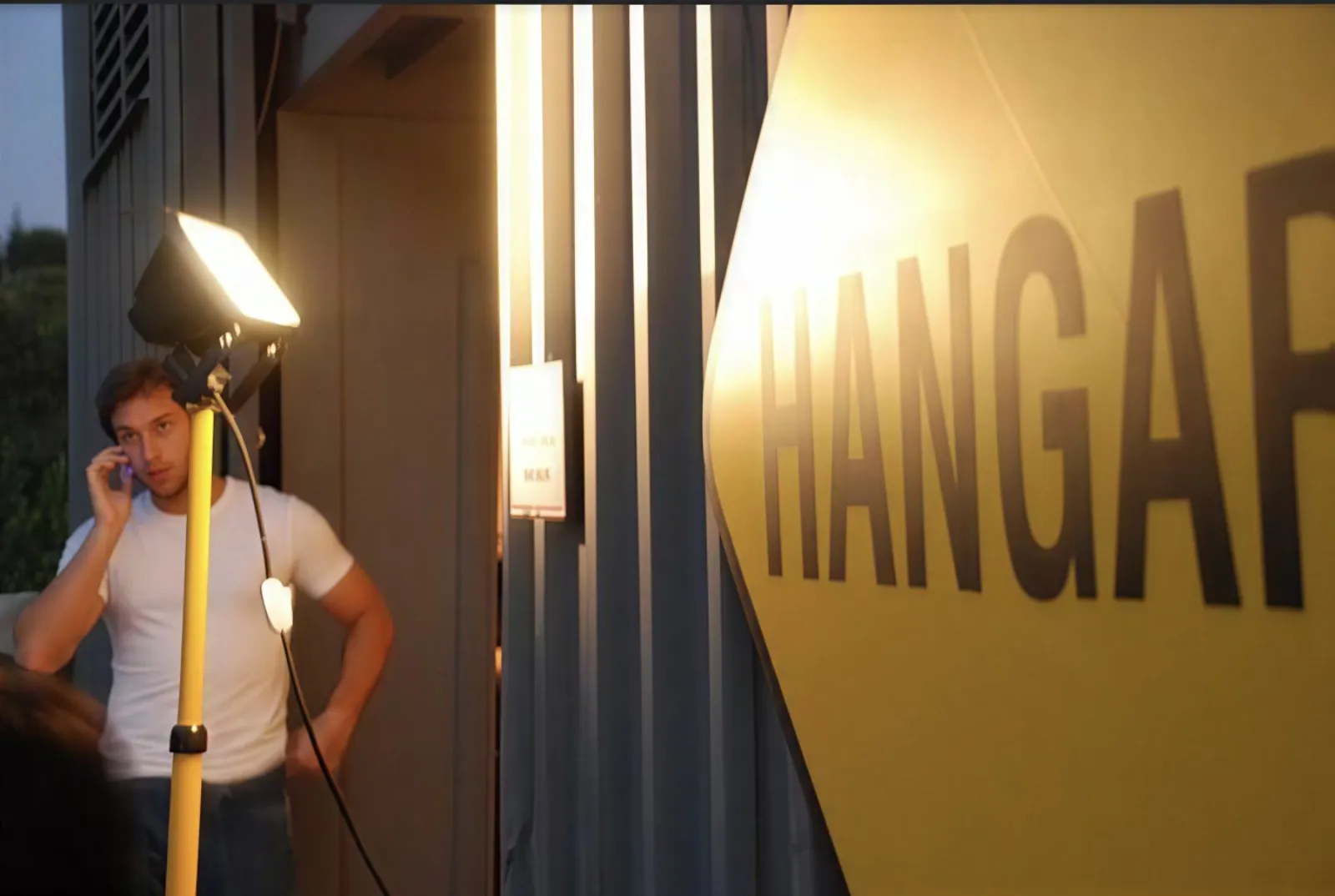 Hangar'ın Kapısında