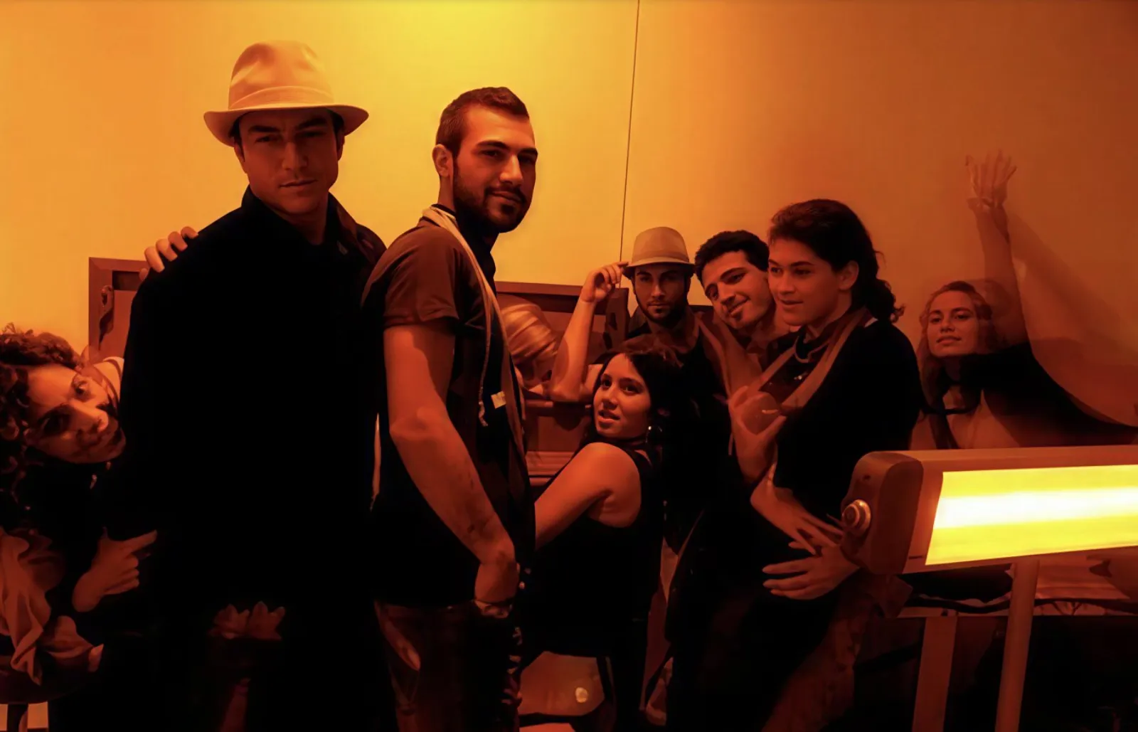 Turuncu Grup Fotoğrafı